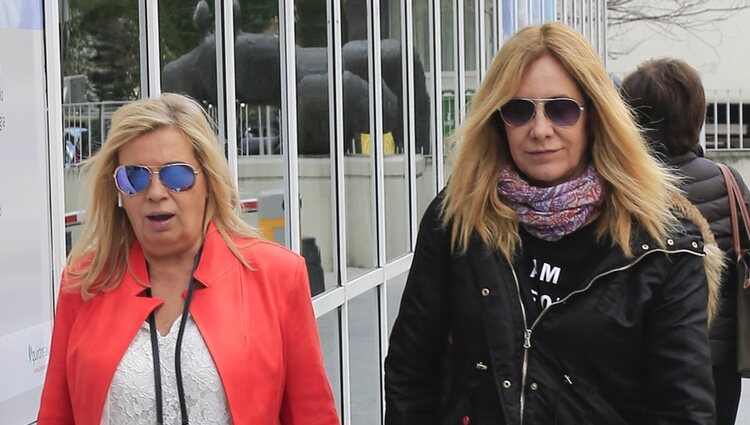 Carmen Borrego y Belén Rodríguez llegando al hospital a visitar a María Teresa Campos tras ser operada de una suboclusión intestinal