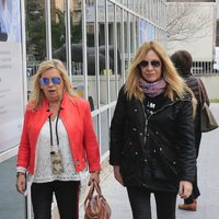 Carmen Borrego y Belén Rodríguez llegando al hospital a visitar a María Teresa Campos tras ser operada de una suboclusión intestinal