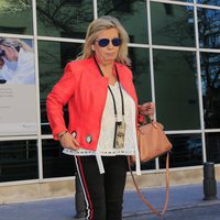 Carmen Borrego saliendo del hospital a visitar a María Teresa Campos tras ser operada de una suboclusión intestinal