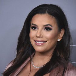 Eva Longoria  de lo más feliz luce tripita de embarazada en los premios CDG