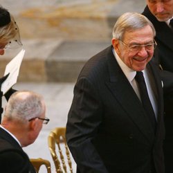 Constantino de Grecia sonríe en el funeral de Enrique de Dinamarca