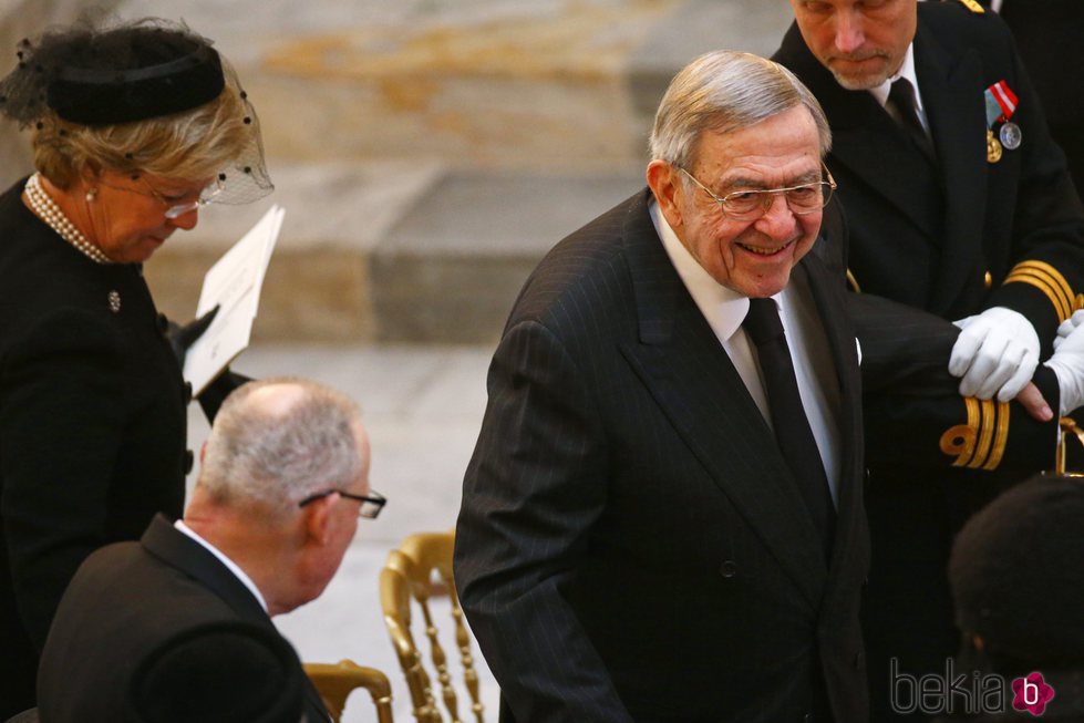 Constantino de Grecia sonríe en el funeral de Enrique de Dinamarca