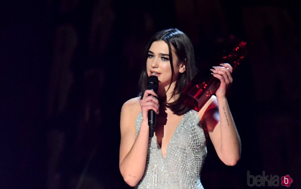 Dua Lipa recogiendo su premio a Mejor Artista Británica en los Brit Awards 2018