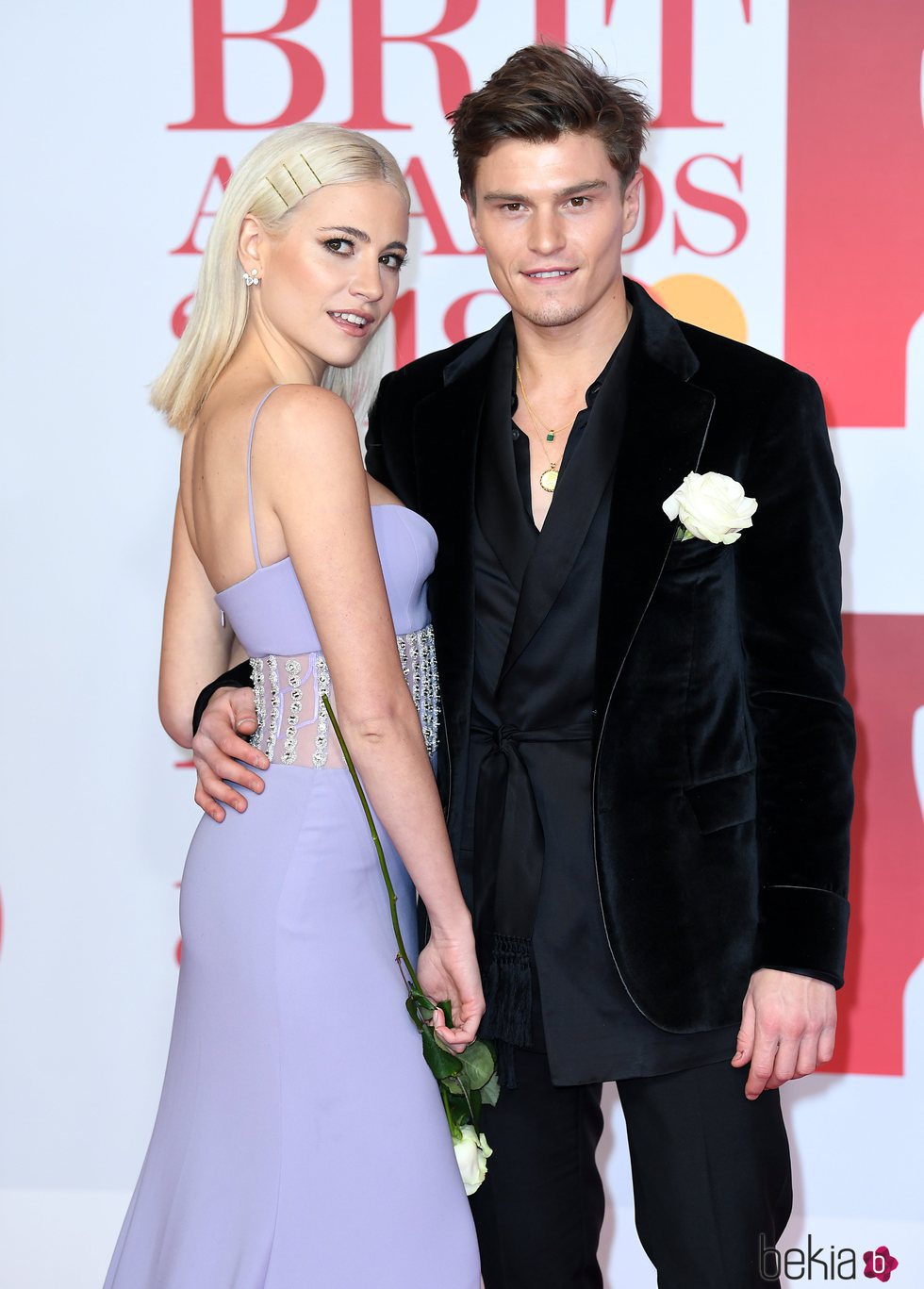 Oliver Cheshire y Pixie Lott en la alfombra roja de los Brit Awards 2018