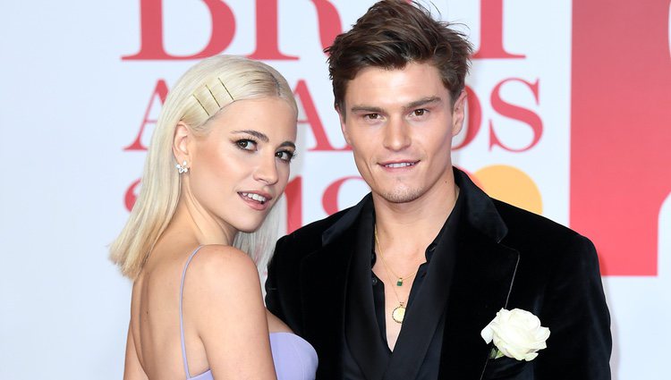 Oliver Cheshire y Pixie Lott en la alfombra roja de los Brit Awards 2018