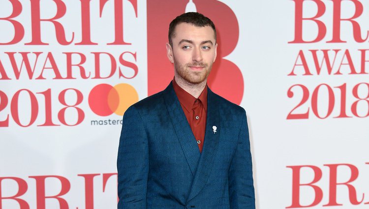 Sam Smith en la alfombra roja de los Brit Awards 2018