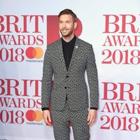 Calvin Harris en la alfombra roja de los Brit Awards 2018