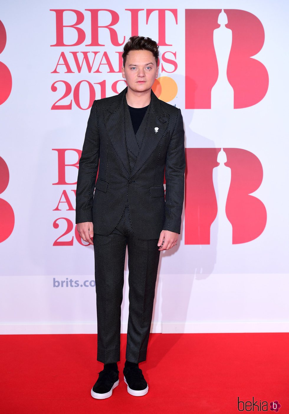 Conor Maynard en la alfombra roja de los Brit Awards 2018