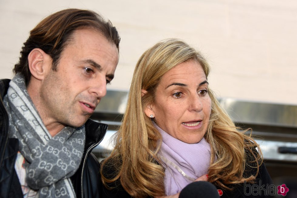 Arantxa Sánchez Vicario y Josep Santacana, juntos en el entierro de Emilio Sánchez en Barcelona