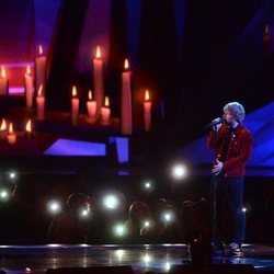 Ed Sheeran cantando sobre el escenario de los Brit Awards 2018