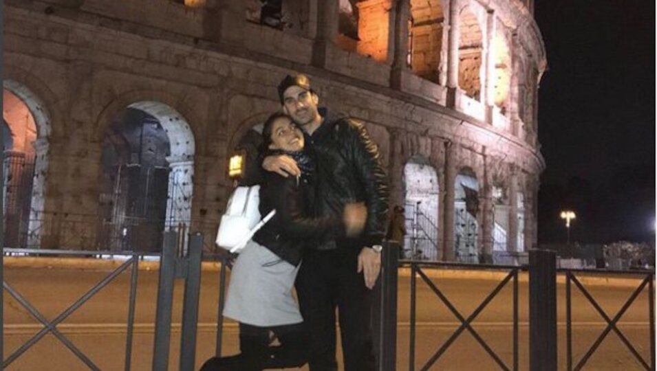 Melendi y Julia Nakamatsu posando junto al Colosseo