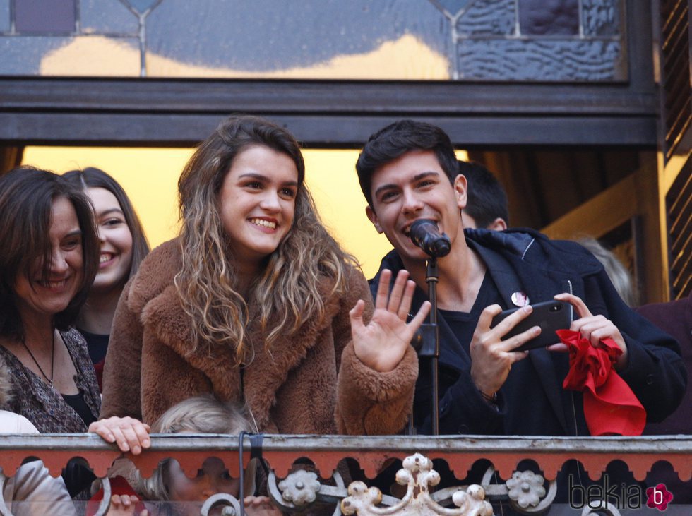 Amaia Romero y Alfred García desde el balcón del Ayuntamiento de Pamplona