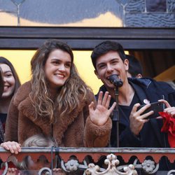 Amaia Romero y Alfred García desde el balcón del Ayuntamiento de Pamplona