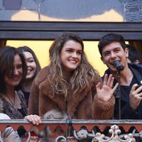 Amaia Romero y Alfred García desde el balcón del Ayuntamiento de Pamplona