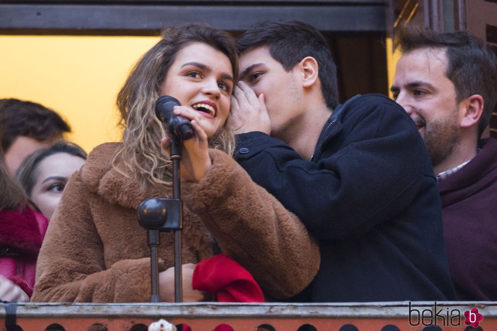 Amaia Romero y Alfred García en el Ayuntamiento de Pamplona