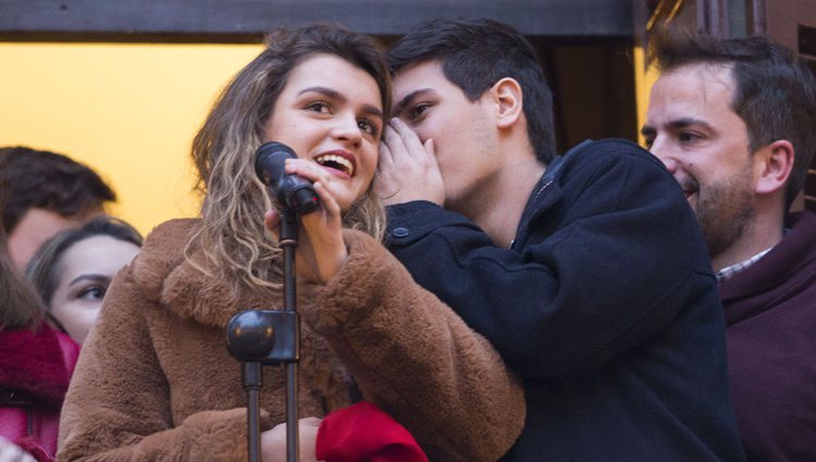 Amaia Romero y Alfred García en el Ayuntamiento de Pamplona