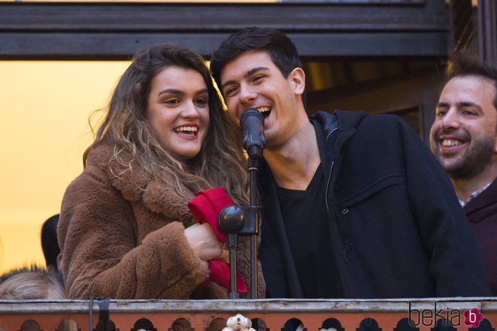 Amaia Romero y Alfred García saludando al público en Pamplona