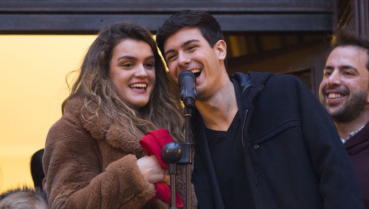 Amaia Romero y Alfred García saludando al público en Pamplona