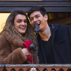 Amaia Romero y Alfred García saludando al público en Pamplona