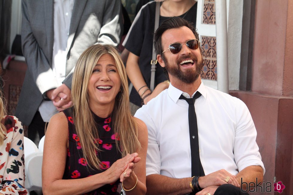 Jennifer Aniston y Justin Theroux riéndose juntos