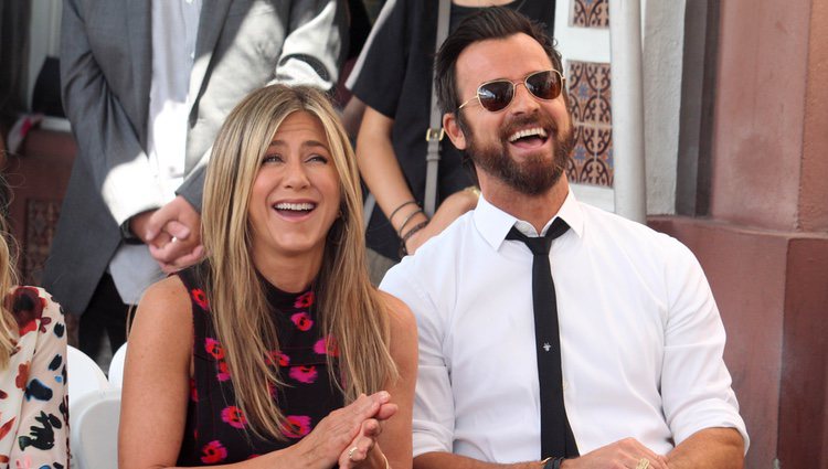 Jennifer Aniston y Justin Theroux riéndose juntos