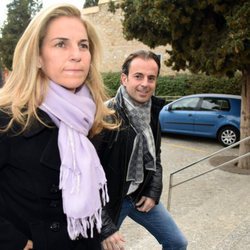 La extenista Arantxa Sánchez Vicario llega junto a su marido al entierro de Emilio Sánchez