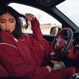 Kylie Jenner, de rojo, en un coche