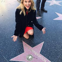 Reese Witherspoon posa junto a su Estrella en el Paseo de la Fama de Hollywood