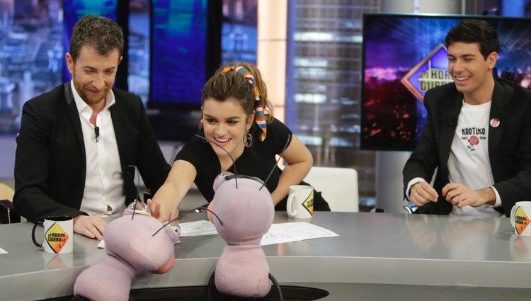 Amaia y Alfred junto a Pablo Motos en 'El Hormiguero'