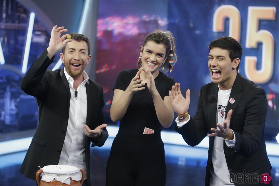 Amaia y Alfred aplauden divertidos en 'El Hormiguero'