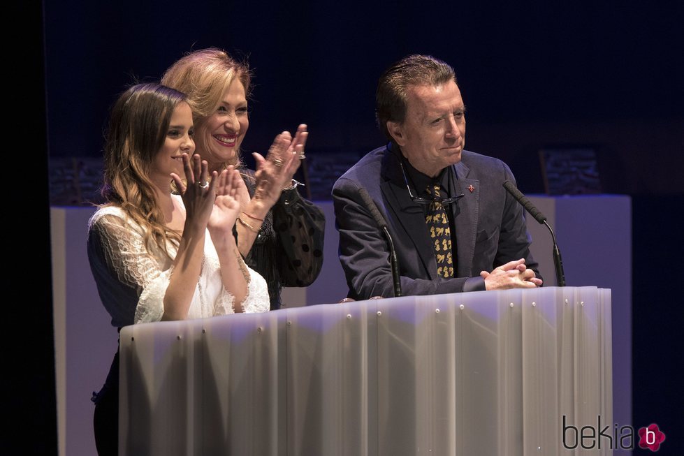 José Ortega Cano junto a Rosa Benito y Gloria Camila en una gala benéfica