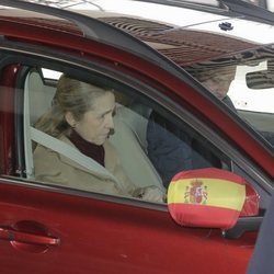 La Infanta Elena con el retrovisor con la bandera de España en la despedida al Equipo Paralímpico Español antes de los Juegos de Pyeongchang