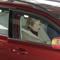 La Infanta Elena con el retrovisor con la bandera de España en la despedida al Equipo Paralímpico Español antes de los Juegos de Pyeongchang