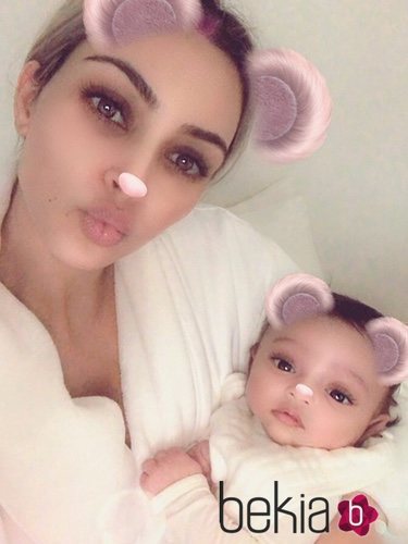 Kim Kardashian presenta a su tercera hija Chicago en redes sociales