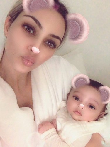 Kim Kardashian presenta a su tercera hija Chicago en redes sociales