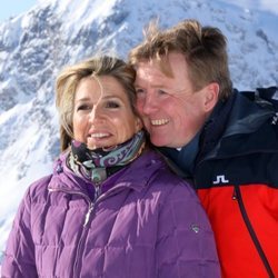 Guillermo Alejandro y Máxima de Holanda, muy cómplices en su posado de invierno en Lech