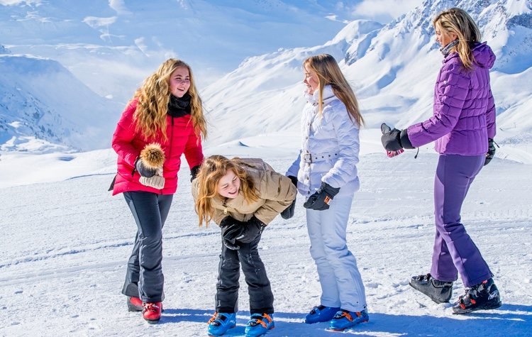 Máxima de Holanda juega con sus hijas Amalia, Alexia y Ariane en su posado de invierno en Lech