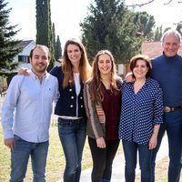 Los protagonistas de 'Médico de familia' posan junto a Bertín Osborne en 'Mi casa es la tuya'