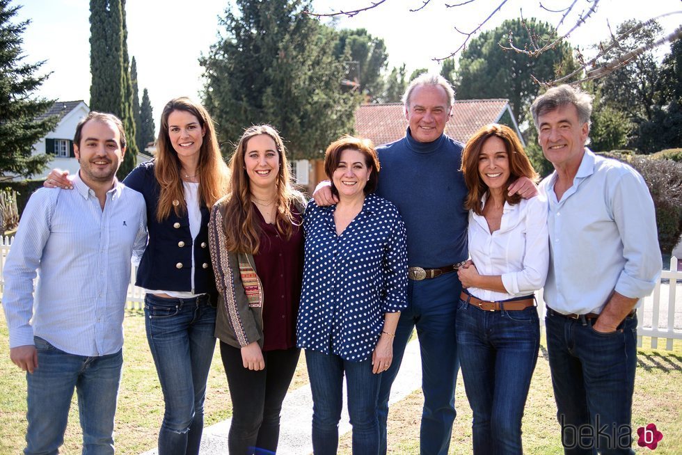 Los protagonistas de 'Médico de familia' posan junto a Bertín Osborne en 'Mi casa es la tuya'