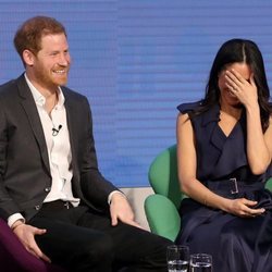 El Príncipe Harry y Meghan Markle ríen divertidos en el Forum de la Royal Foundation