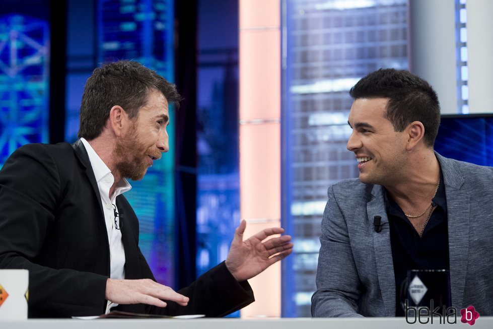 Pablo Motos entrevistando a Mario Casas en 'El Hormiguero'