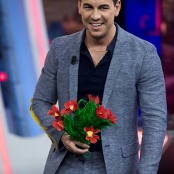 Mario Casas con un ramo de flores en 'El Hormiguero'