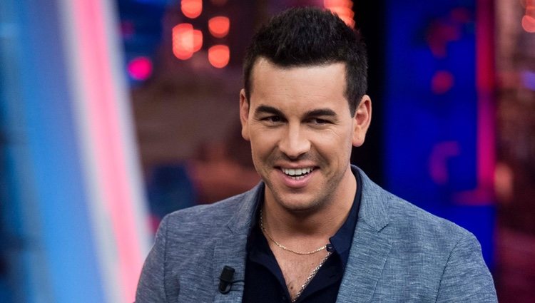 Mario Casas con un ramo de flores en 'El Hormiguero'