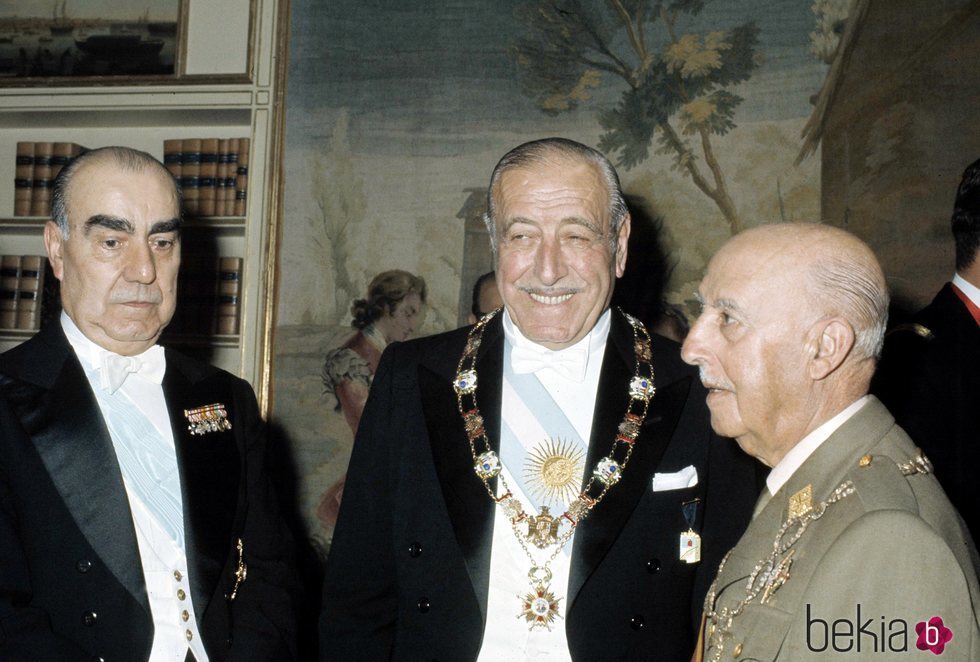 Carrero Blanco, junto al político Héctor José y Francisco Franco en una reunión