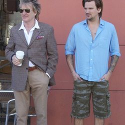 Rod Stewart y su hijo Sean Stewart dando un paseo hace años