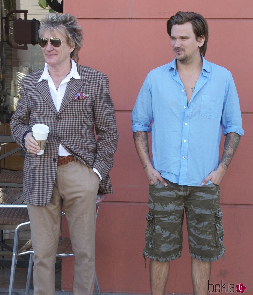 Rod Stewart y su hijo Sean Stewart dando un paseo hace años