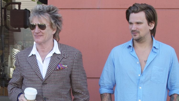 Rod Stewart y su hijo Sean Stewart dando un paseo hace años