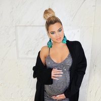 Khloé Kardashian presumiendo de sus ocho meses embarazo