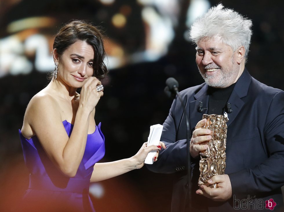 Pedro Almodóvar le entrega el César de Honor a Penélope Cruz