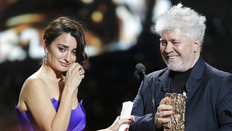 Pedro Almodóvar le entrega el César de Honor a Penélope Cruz